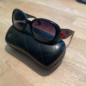 Chanel 5113 Camellia Sunglasses Black with Red Flowers with Case